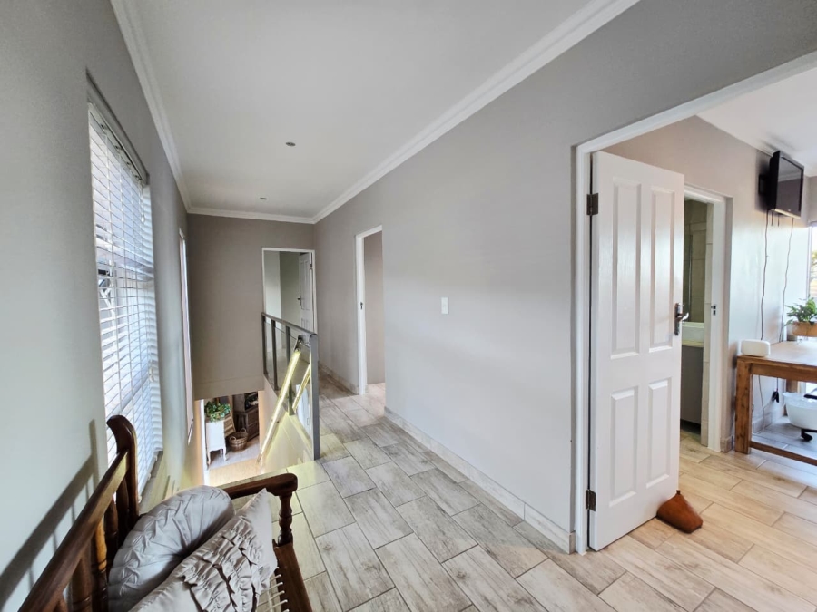 6 Bedroom Property for Sale in Glentana Western Cape